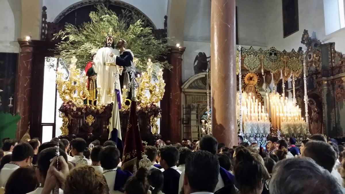ArtesacroT's tweet photo. @Hdad_Redencion no sale. #SSantaSevilla16 #sevillahoy #TDSCofrade #estápasando 📷 Daniel G. Acevedo y @ruesgatriana https://t.co/dGpwi9i9tE