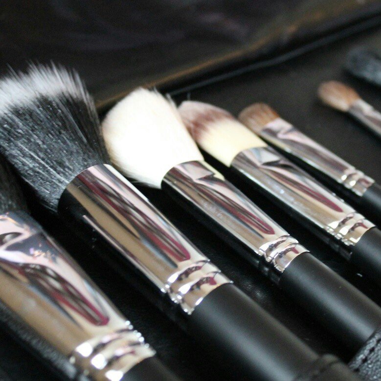 Imagebyxo's tweet photo. Tools of the trade! #MUA #MUAbrush #makeup #work #ImagebyXO #RT #myjob https://t.co/IlajH22DKn