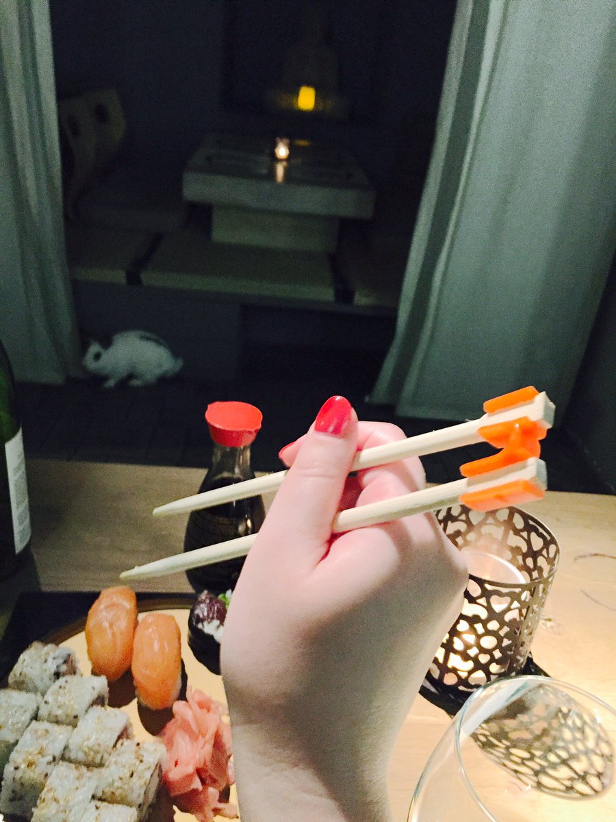 bizon7nt's tweet photo. Sushi sticks for noobs #greatInnovation https://t.co/LNQILbbg8R