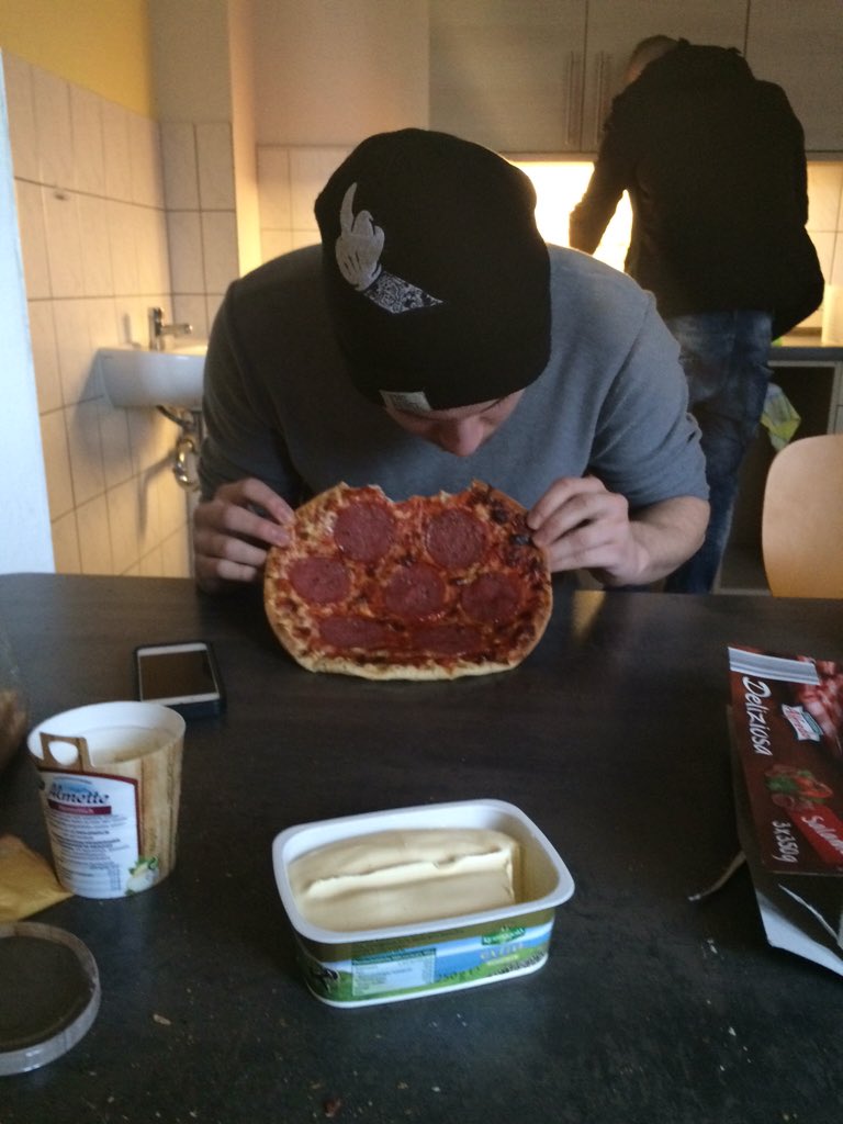 rogge_colin's tweet photo. OMG!! Erster Tweet! @fabelhaftedtuer https://t.co/JS576Dctzc