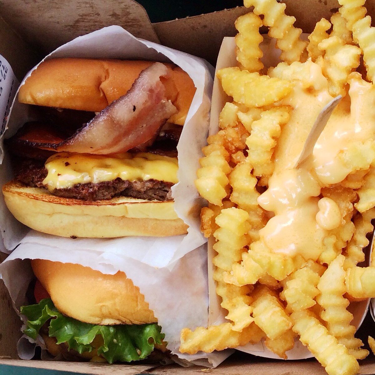 MasterclassAprl's tweet image. Cheat day lunch break at @shakeshack. Working it off at the gym tonight #mondaymotivation #Masterclassman