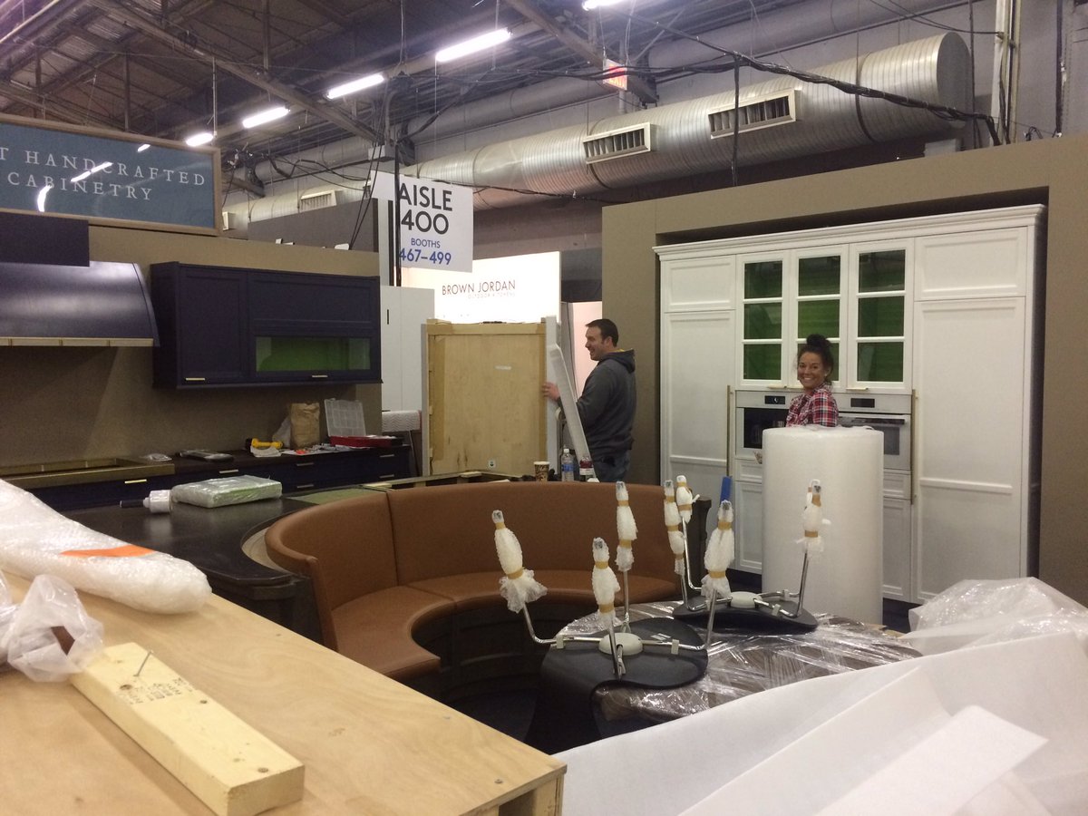 RuttCabinetry's tweet photo. Ahhhh....the fun part of a trade show....see you next year #ADDS2016. #passthebubblewrap https://t.co/BSlfxKUsNY
