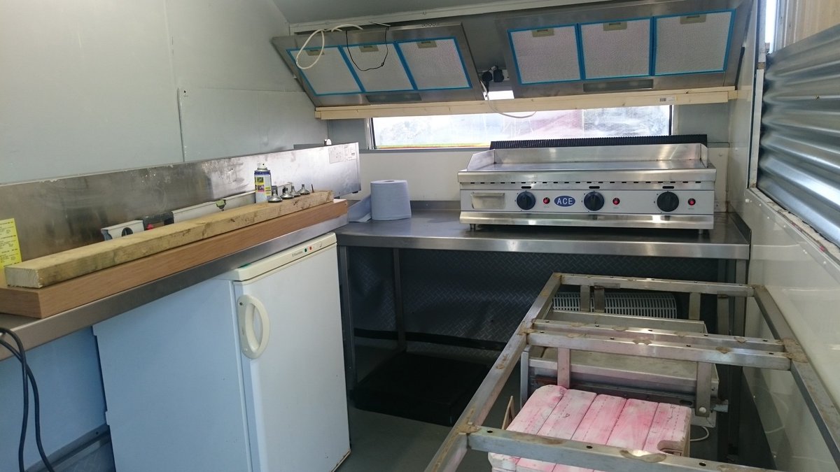BangersGo's tweet photo. #streetfood van The PigMobile #bangersonthego2 is getting there https://t.co/pG5IhNapEs