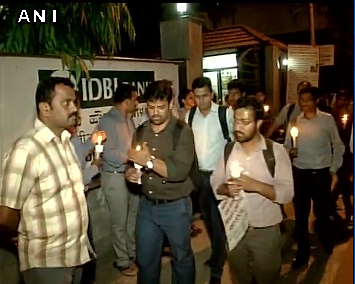 ANI's tweet photo. Bengaluru: IDBI bankers hold candle light protest against Union Govt's policy of reducing stake from IDBI bank. https://t.co/UpEaLYKuZZ