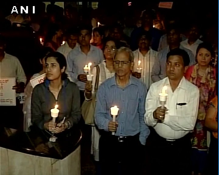 ANI's tweet photo. Bengaluru: IDBI bankers hold candle light protest against Union Govt's policy of reducing stake from IDBI bank. https://t.co/UpEaLYKuZZ