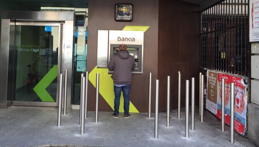 Esto es un cajero de Bankia en Madrid, con pivotes anti-mendigos. Recuerdo: Bankia fue rescatada con nuestro dinero.