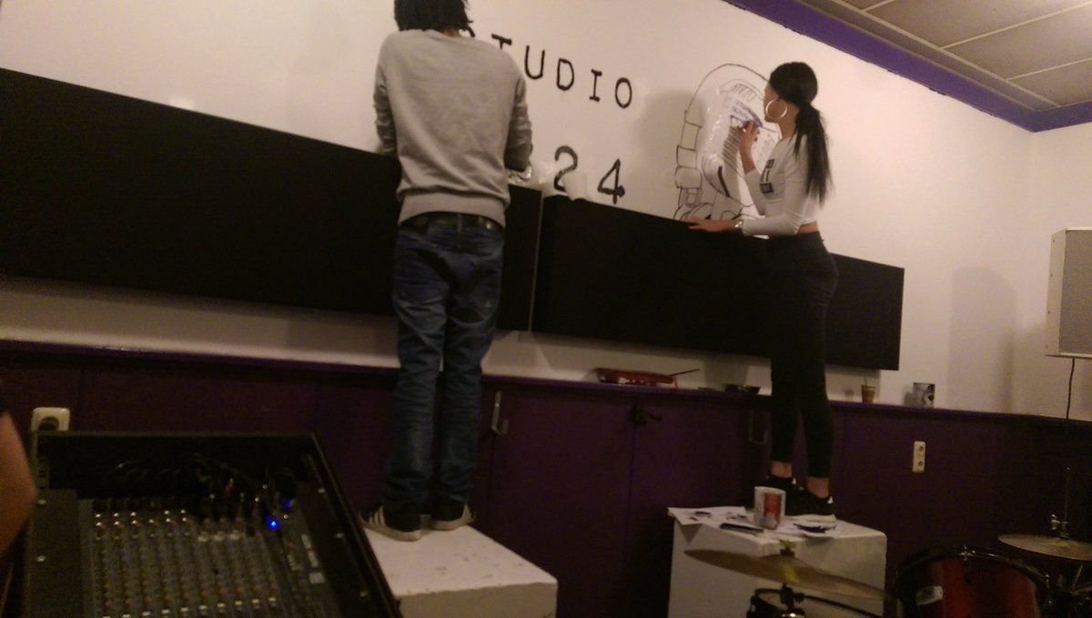 studio1824's tweet photo. Hard gewerkt dit weekend om de studio op tijd af te hebben! Hier zijn we bezig met het logo. https://t.co/e24x5tZest