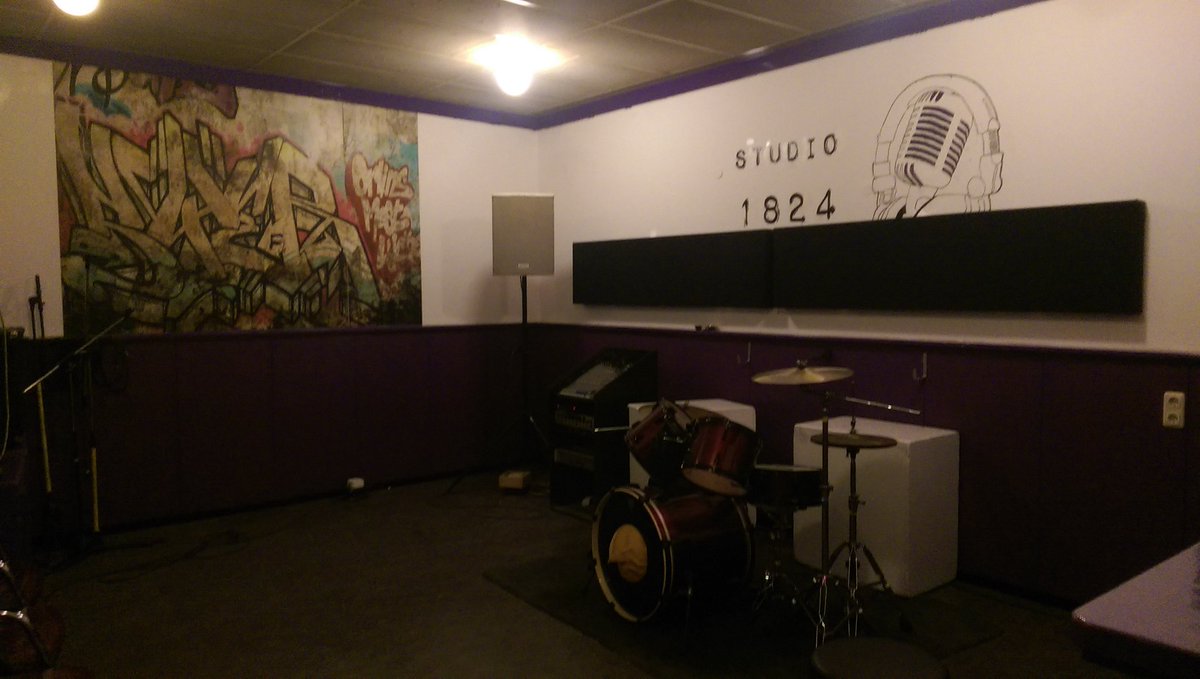 studio1824's tweet photo. Hard gewerkt dit weekend om de studio op tijd af te hebben! Hier zijn we bezig met het logo. https://t.co/e24x5tZest