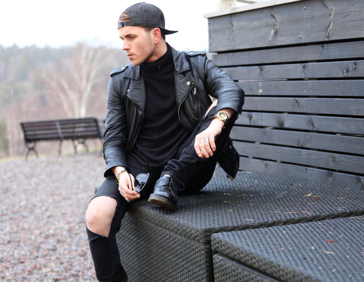 Diabetesmannen's tweet photo. All black everything. Full look on my blog: https://t.co/7QMemriZhk https://t.co/hcfWEzZAWd