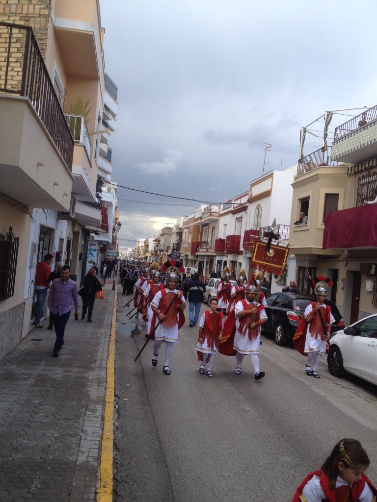 ssmoron's tweet photo. La Centuria Romana Mercedaria junto a la Agrupación Musical @FuensantaMoron avanza por la Avenida del Pantano. https://t.co/hL6wYhfbzQ
