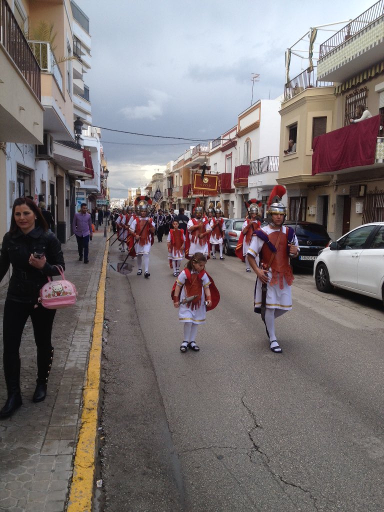 ssmoron's tweet photo. La Centuria Romana Mercedaria junto a la Agrupación Musical @FuensantaMoron avanza por la Avenida del Pantano. https://t.co/hL6wYhfbzQ