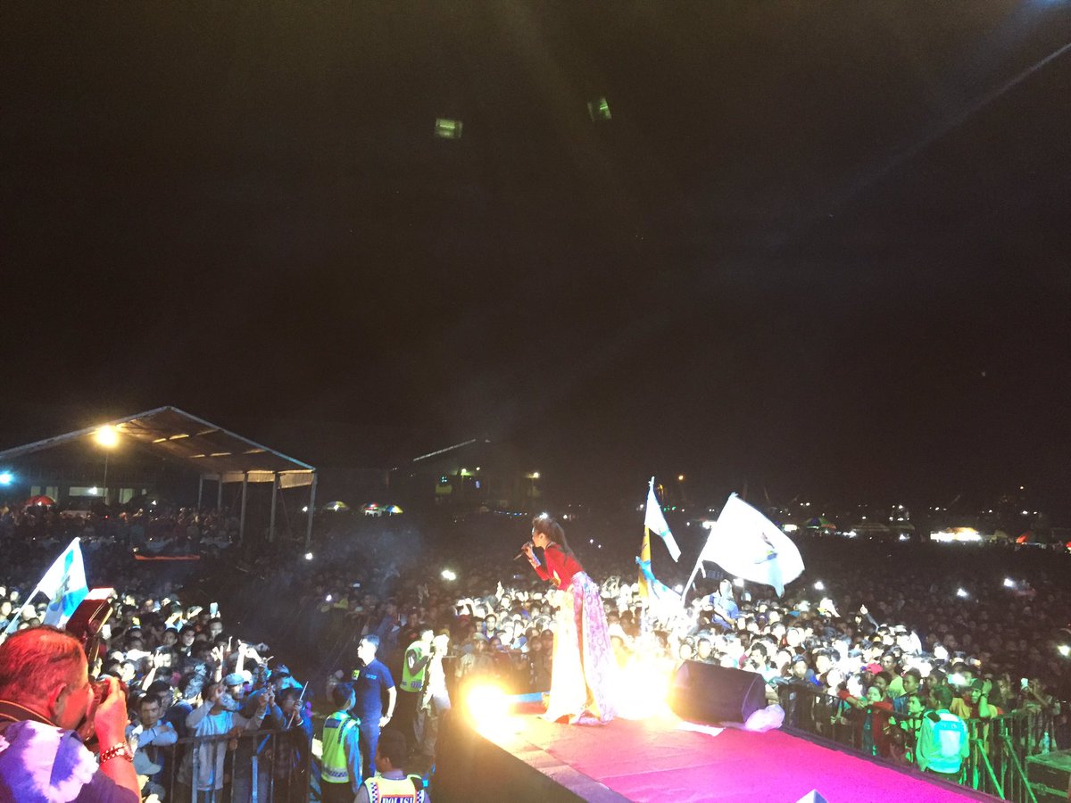 candrapermanash's tweet photo. Selamat Hari Jadi Kapuas ke 210. Antusias Masyarakatnya Luar Biasa 😍 Pemkab Terimakasih Telah mengundang @WikaSalim https://t.co/gxeRXANv0q