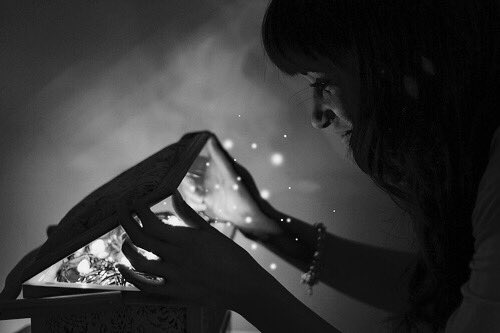 SweetDisaster99's tweet image. Ho fra le mani una piccola scatola piena di sogni ...la aprirò li lascerò volare e inizierò a sognare ancora ...💋