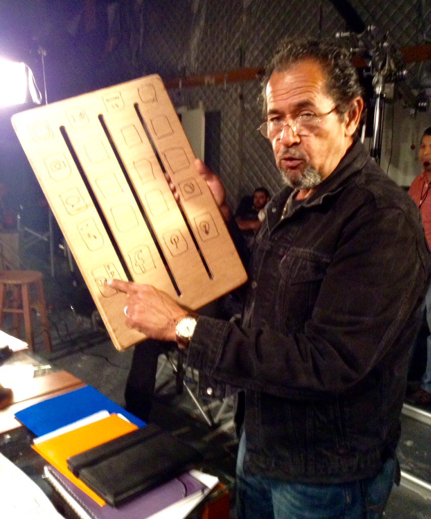VanessaBauche's tweet photo. Acá trabajandito alegres! Aquí el querido Sr. Director #LeoGalavis y su nueva #EcoIPad 😂 #EvaLaTrailera #TheBestTeam https://t.co/7chfgKze2K