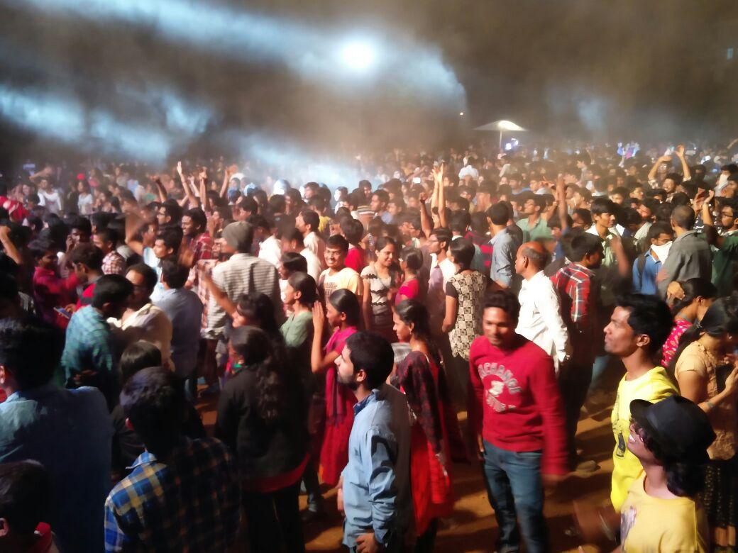 swarathma's tweet photo. Mental crowdsurfing scenes at Vasavi College on the #TourBusIND tonight.
Next stop IIM Indore! https://t.co/Y1rjMYjS1q