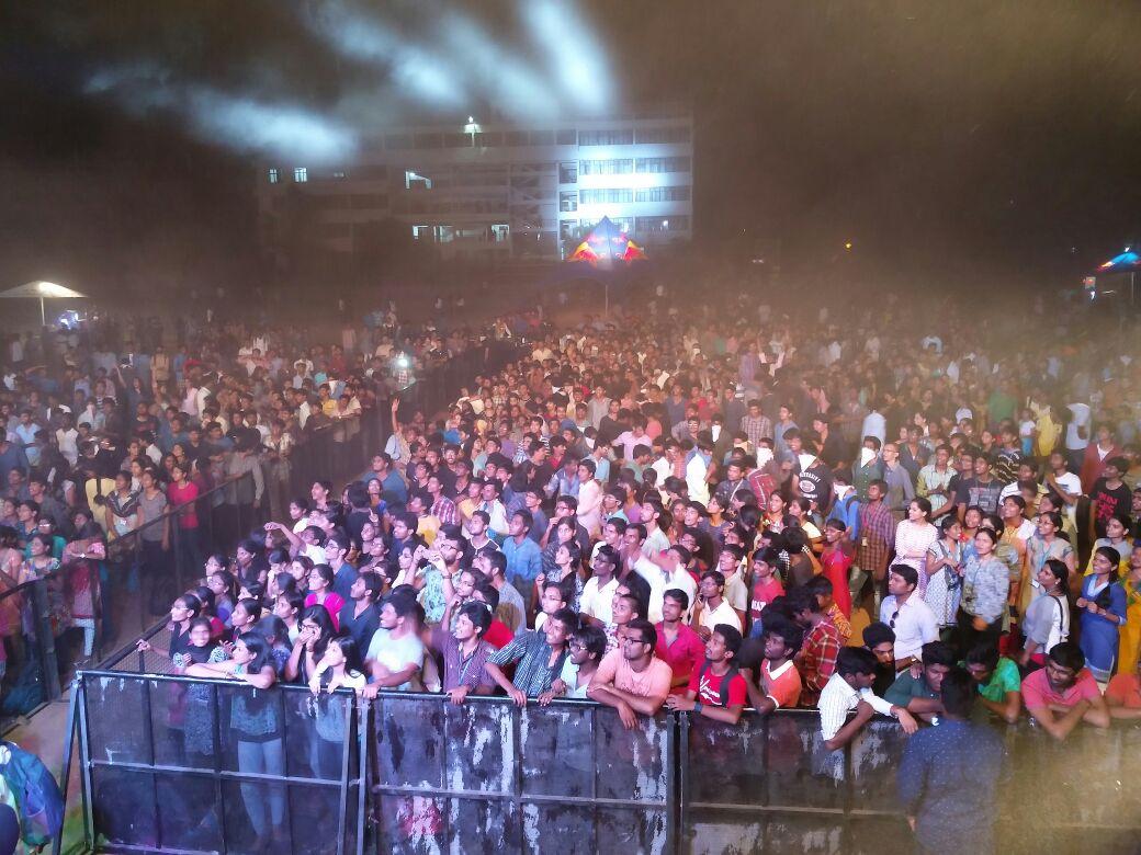 swarathma's tweet photo. Mental crowdsurfing scenes at Vasavi College on the #TourBusIND tonight.
Next stop IIM Indore! https://t.co/Y1rjMYjS1q