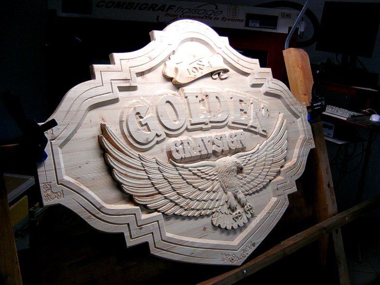 sascombigraf's tweet image. Enseigne en bois de mélèze, feuille d&apos;or + peinture ! Dans nos ateliers