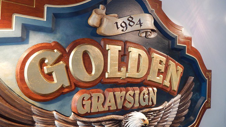 sascombigraf's tweet image. Enseigne en bois de mélèze, feuille d&apos;or + peinture ! Dans nos ateliers