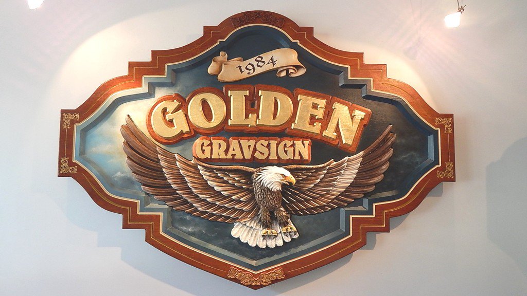 sascombigraf's tweet image. Enseigne en bois de mélèze, feuille d&apos;or + peinture ! Dans nos ateliers