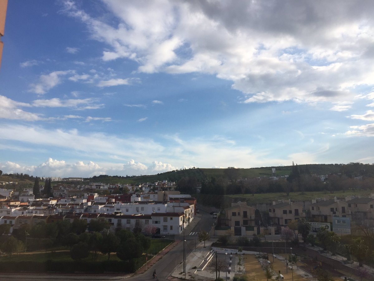 sebasortega2's tweet photo. @TvElCorreo el cielo ahora mismo en camas. #SSantaSevilla16 #SSanta16 https://t.co/o4aCyHXgxy