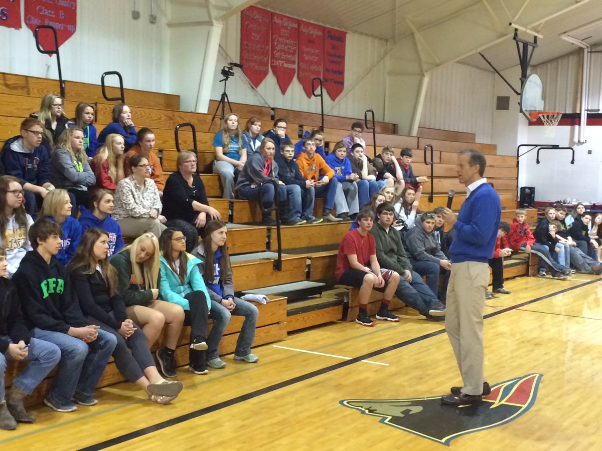 LeaderJohnThune's tweet image. Always enjoy encouraging our future leaders. Visiting with students @HitchcockTulare this morning.