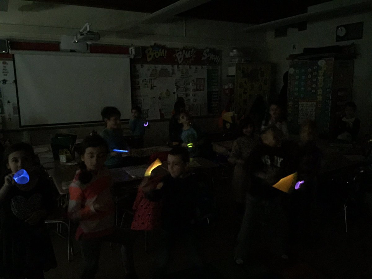 MarySorce1's tweet photo. Let it glow, let it glow, let it glow! Fun with light!#funscienceexperiments! https://t.co/RacdET3Hdq