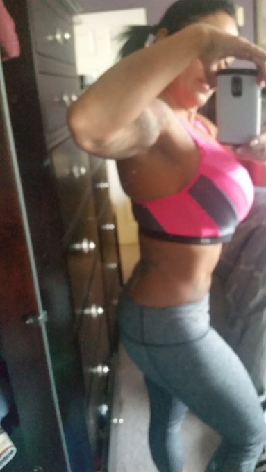 3 pic. #MILFMonday #MirrorMonday #MILF pre-gym selfies! *smooches* https://t.co/MbZmassX7x