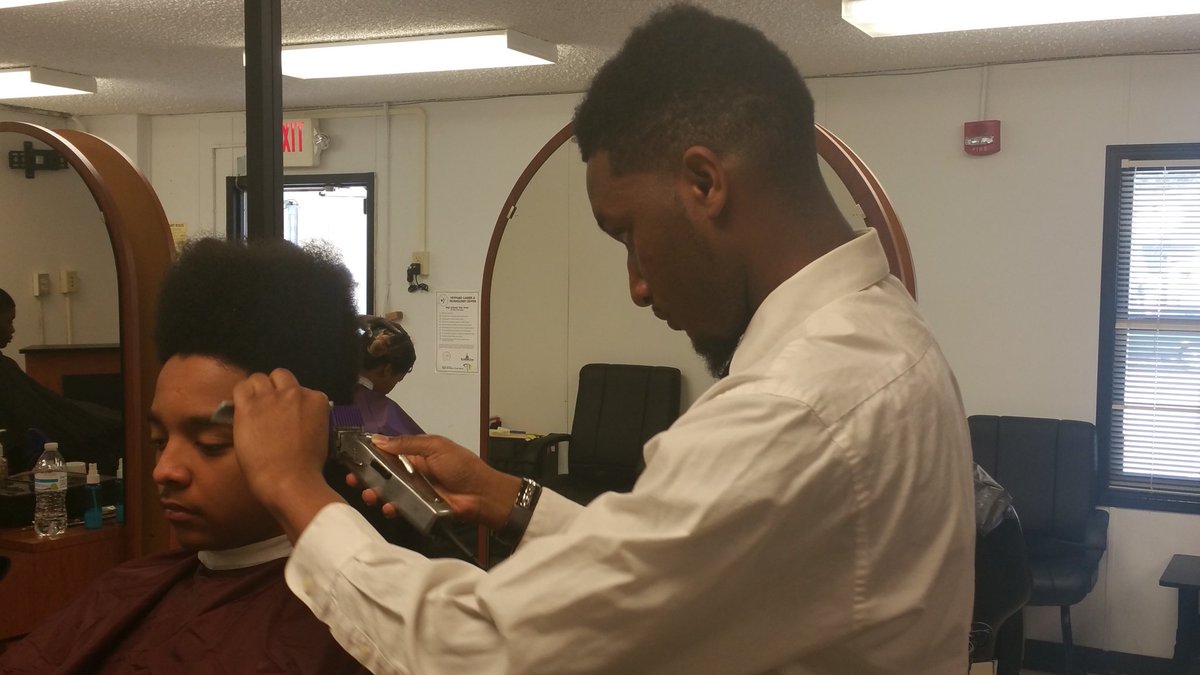 RV_Barbering's tweet photo. Battle of the Schools @rvhs @DrFoxworth @mrsrichardsonrv @iamdrmlthomas https://t.co/wICHccH1pL