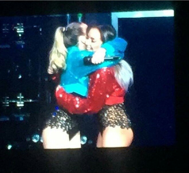Audrey_cLM's tweet photo. @LittleMix Jerrie hug ! #GetWeirdTour https://t.co/IOunMxWJad