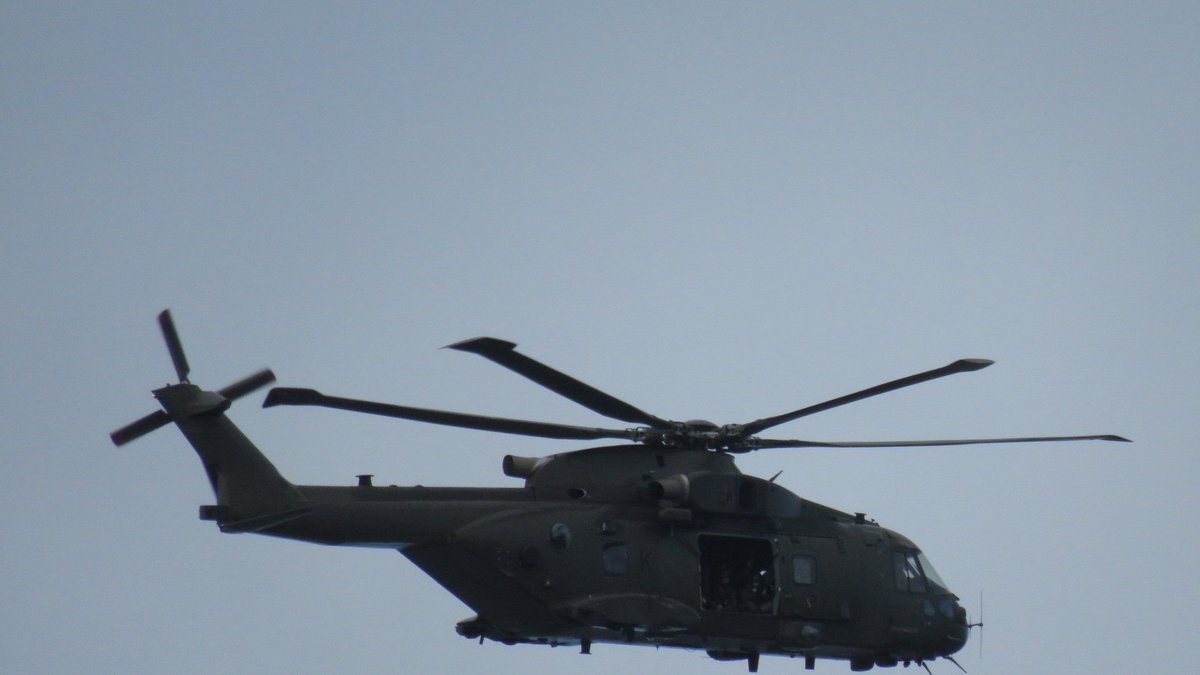 NewsomIan's tweet photo. The Old #SeaKing and the New #Merln #Portsmouth #Southsea @RoyalNavy https://t.co/d7hs0kweES