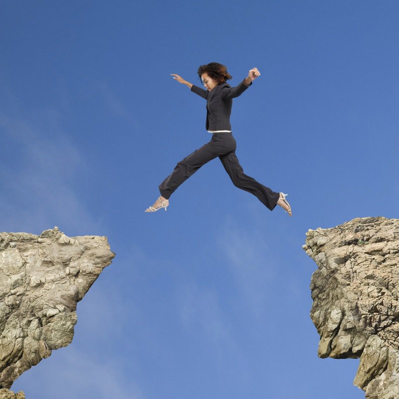 риск в бизнесе. человек на канате. человек лезет по канату. риск в бизнесе. Taking risks эссей.