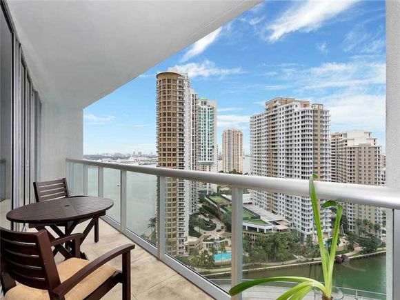 pine_drive's tweet image. Luxury Apartment in Icon Brickell building on Brickell Ave.  - Downtown Miami - $890,000
pinetreedriveluxuryhomespecialist.com/properties-for…