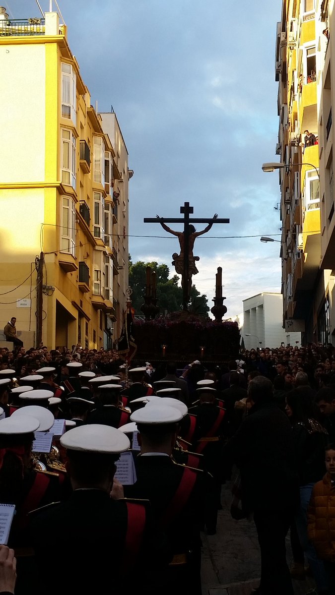 d_berbel's tweet photo. Crucifixión en Calle Carrión #Crucifixion_MLG #CofradiasMLG https://t.co/NLWf97NxpF