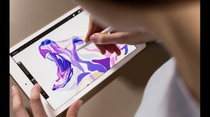 Schiller, Pencil’i Apple’ın ürettiği en iyi aksesuar olarak tarif ediyor ve akıllı klavyeden de övgüyle bahsediyor.