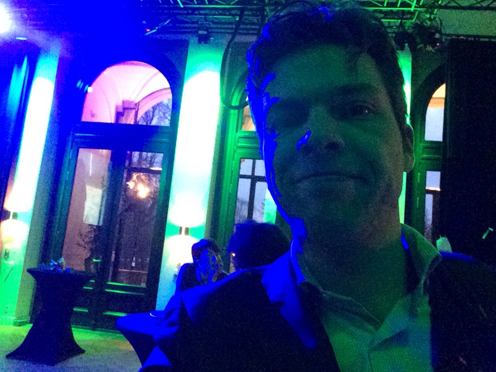 JournalistVr's tweet image. VR-journalist @Gijs_Molsbergen is ready for @AVROTROS its launch of #ProjectOrpheus! #virtualreality @VondelCS