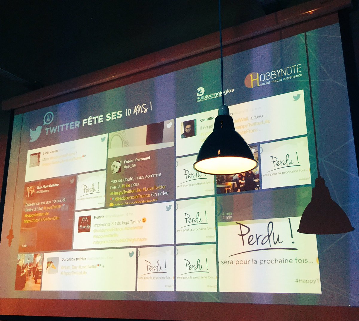 AdrienRosier's tweet photo. Le #tweetwall de l'agence #Hobbynote pour le #HappyTwitterLille ce soir 💙 #happytwitter https://t.co/a8JHXxKuge