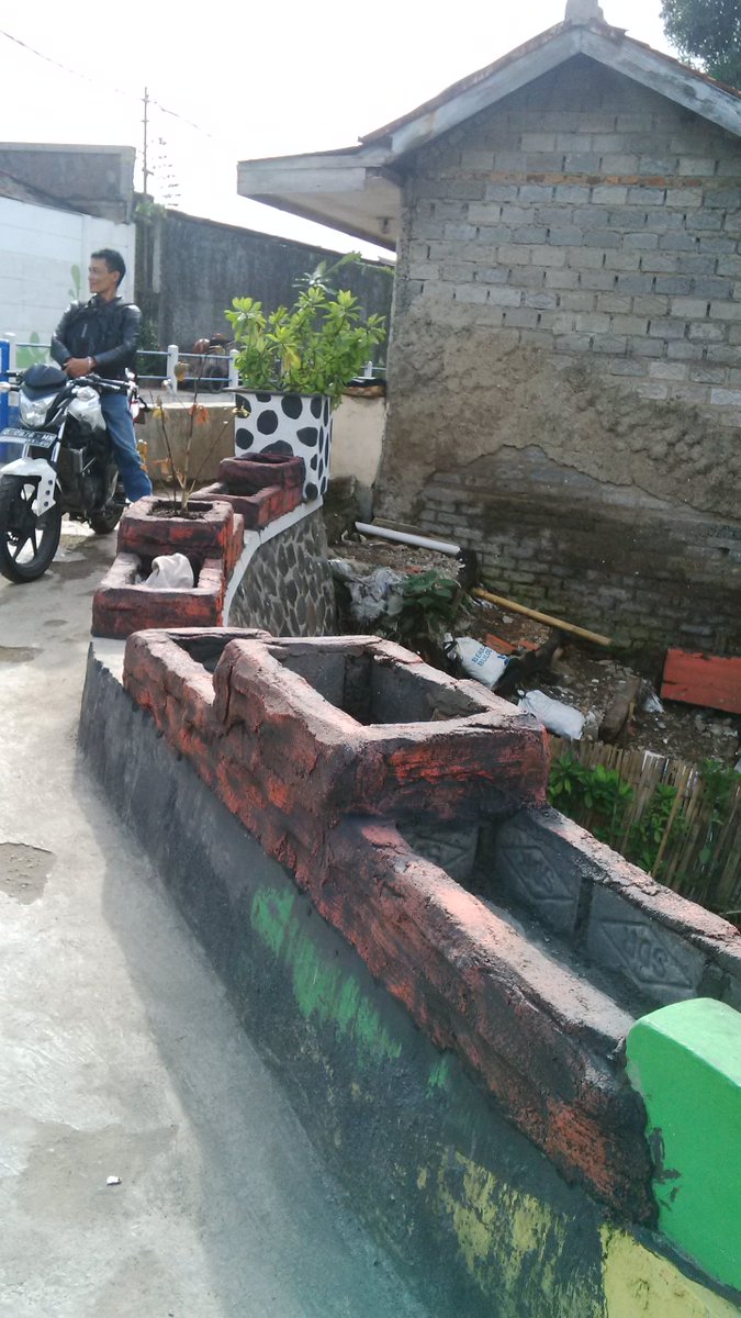 abahwawan04's tweet photo. @ridwankamil @kec_cicendo @KARTA_PAJAJARAN persiapan lomba rw kreatif mudah mudahan alloh mudahkan amiin https://t.co/JtNWokyHZs
