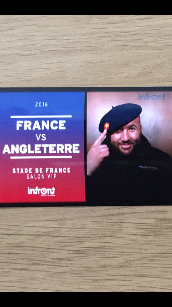 Sympa @Mokhtar_TPMPOFF ton passage dans le salon <a href="/infrontsports/">Infront</a> au SdF pour France/Angleterre #Moki #Betsen #Lombard