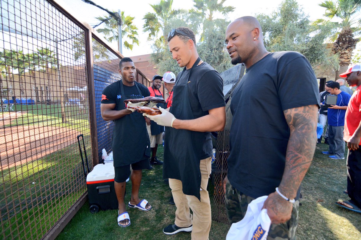 Dodgers's tweet photo. Gettin' down. 

Burns Original BBQ courtesy of Carl Crawford. #DodgersST https://t.co/1Ul6z1uWls