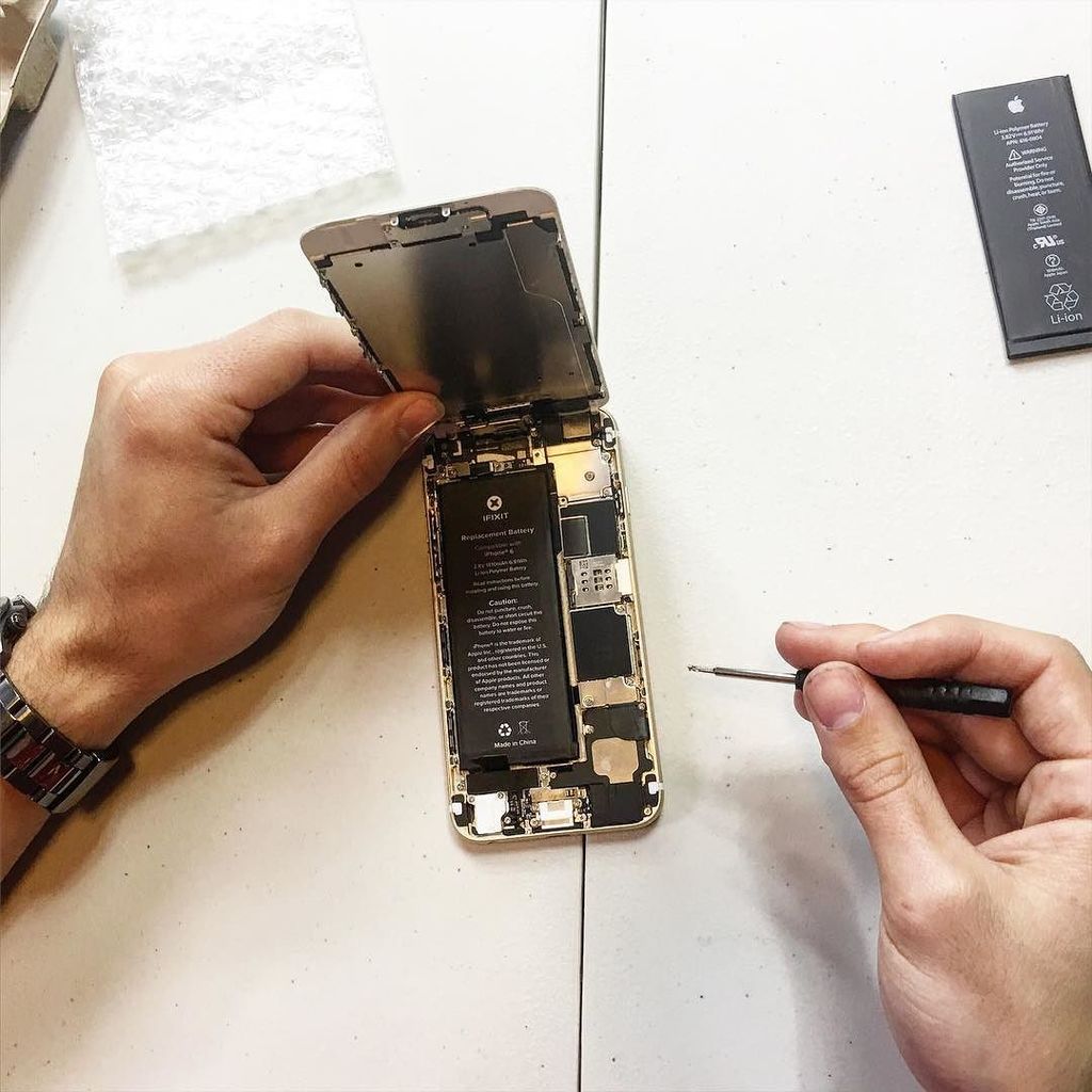 mattallengaming's tweet photo. Ever wonder what the inside of an iPhone looks like?!📱⚙ #iphonerepair #iphone6 #batteryrep… https://t.co/ehmu0XSfrm https://t.co/4jxDeLeeOO
