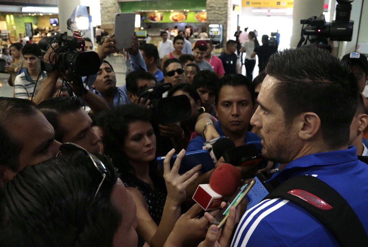 Albirroja's tweet photo. #Albirroja⚪🔴Al llegar a suelo ecuatoriano, @as_silva12 y Óscar Romero,brindaron declaraciones a los medios de prensa https://t.co/1lvT5Hf0wJ
