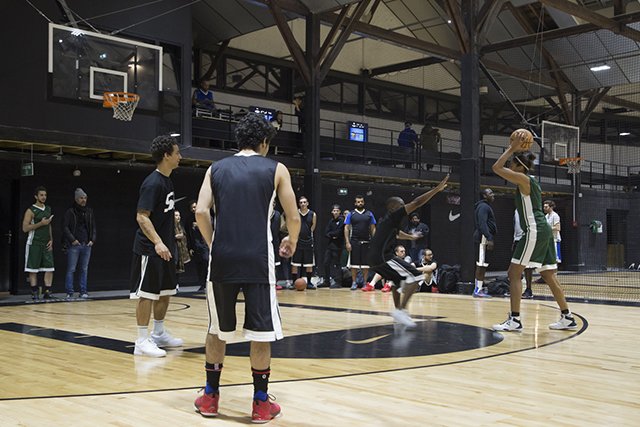 Surface_Mag's tweet photo. Vendredi, on s'est testé au basket à la Hoops Factory.
La soirée en images => https://t.co/905g1pEpBU
#SurfaceUNLTD https://t.co/5CnQ8inxNW