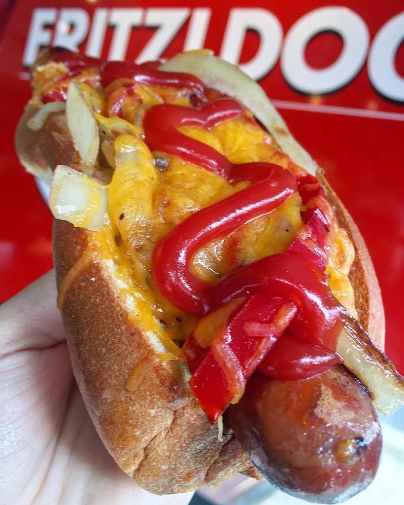 The SNAPPY O'BRIEN DOG from @fritzidog 🌭 Smashed tater tots, grilled peppers, onions, cheese, bacon &amp; ketchup 👌🏼 #l…
