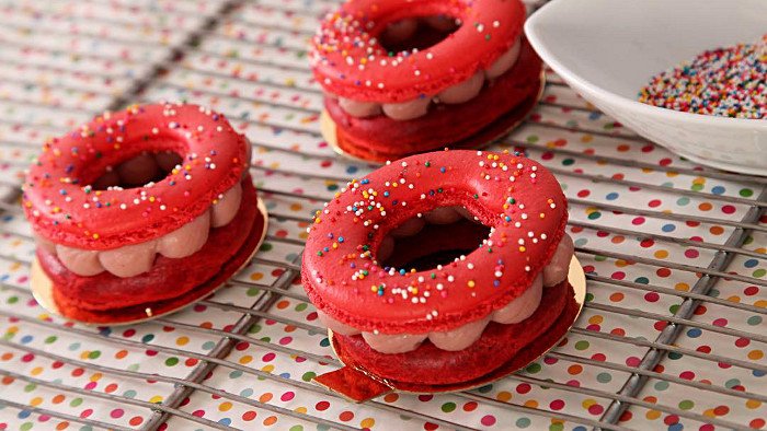 cnewyorkcom's tweet photo. Are you ready for the Macaron Donut, a new french-american pastry created in #newyorkcity : https://t.co/W8WYzeJ5ZK https://t.co/4FnTmXsi6T