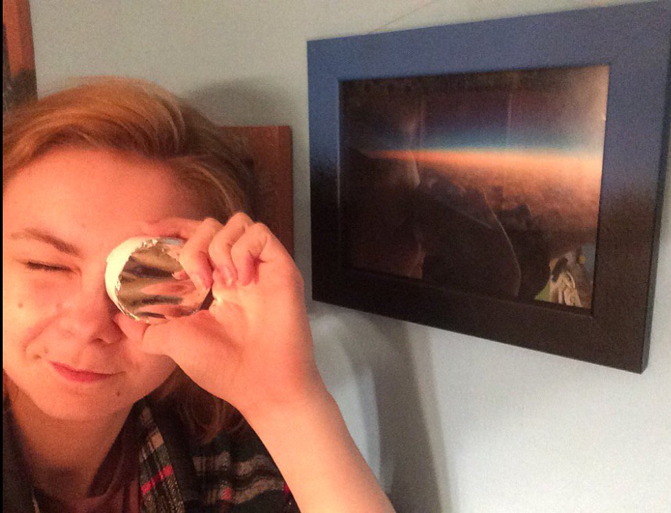 Slooh's tweet photo. @9amofficial shows us how she gets ready for a #slooheclipse! #shadeup https://t.co/Ai2uwhzter