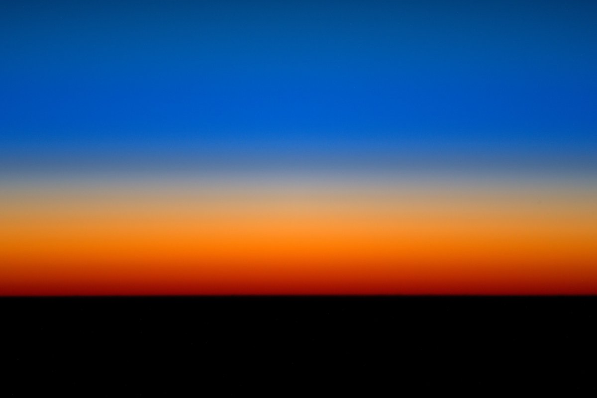 astro_timpeake's tweet photo. Every so often our orbit lets us enjoy a longer sunrise and sunset - more time to capture the spectacular colours! https://t.co/4sxgel2lnQ
