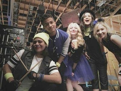 LivAndMaddie__'s tweet photo. Liv & Maddie - #DreamARooney new episode from last nights episode pics 2016!!! :D #Lolden #TheDreamisBack #jerkface https://t.co/H7VAUFpV5T