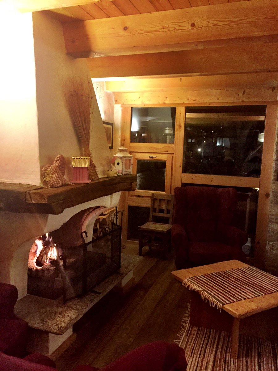 CarloVischi's tweet photo. Buona serata! #Valtellina #congressochic2016 (@ Agriturismo La Fiorida w/ @lalessiuccia) https://t.co/M2wVikKgNU https://t.co/TinCRAdfcJ