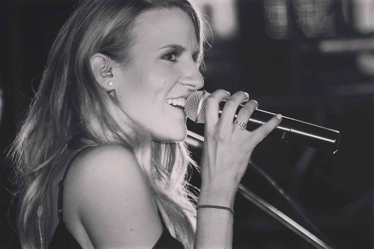 karlijunemusic's tweet image. Left it all on the stage @PADDYFEST1977 ☘ thanks again for having me! Xo #Paddyfest #Paddyfest2016