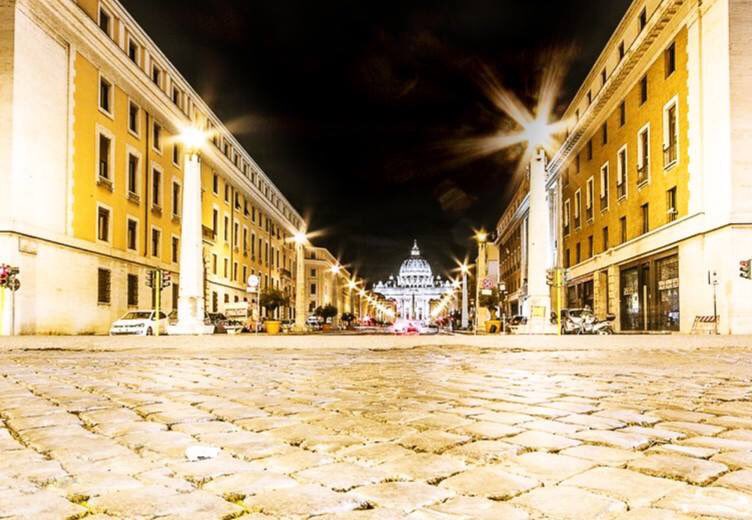 TrastevereRM's tweet photo. #InfiniteVolteORO del vaticano...ve lo regaliamo noi... https://t.co/tGeWecFHM4